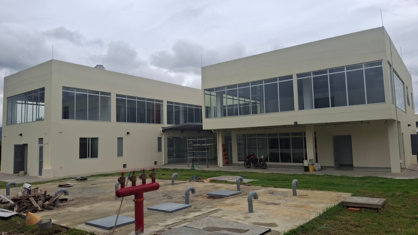 Proyecto institucional terminado con ventanería continua de aluminio